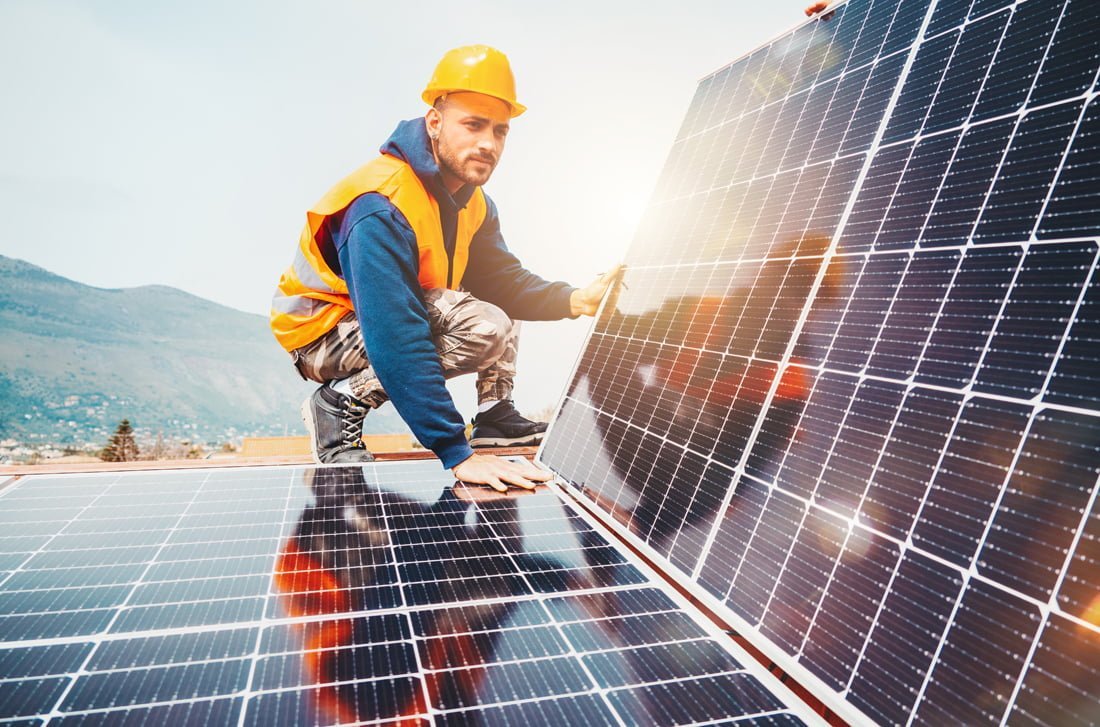 Squadra di installatori di pannelli solari al lavoro