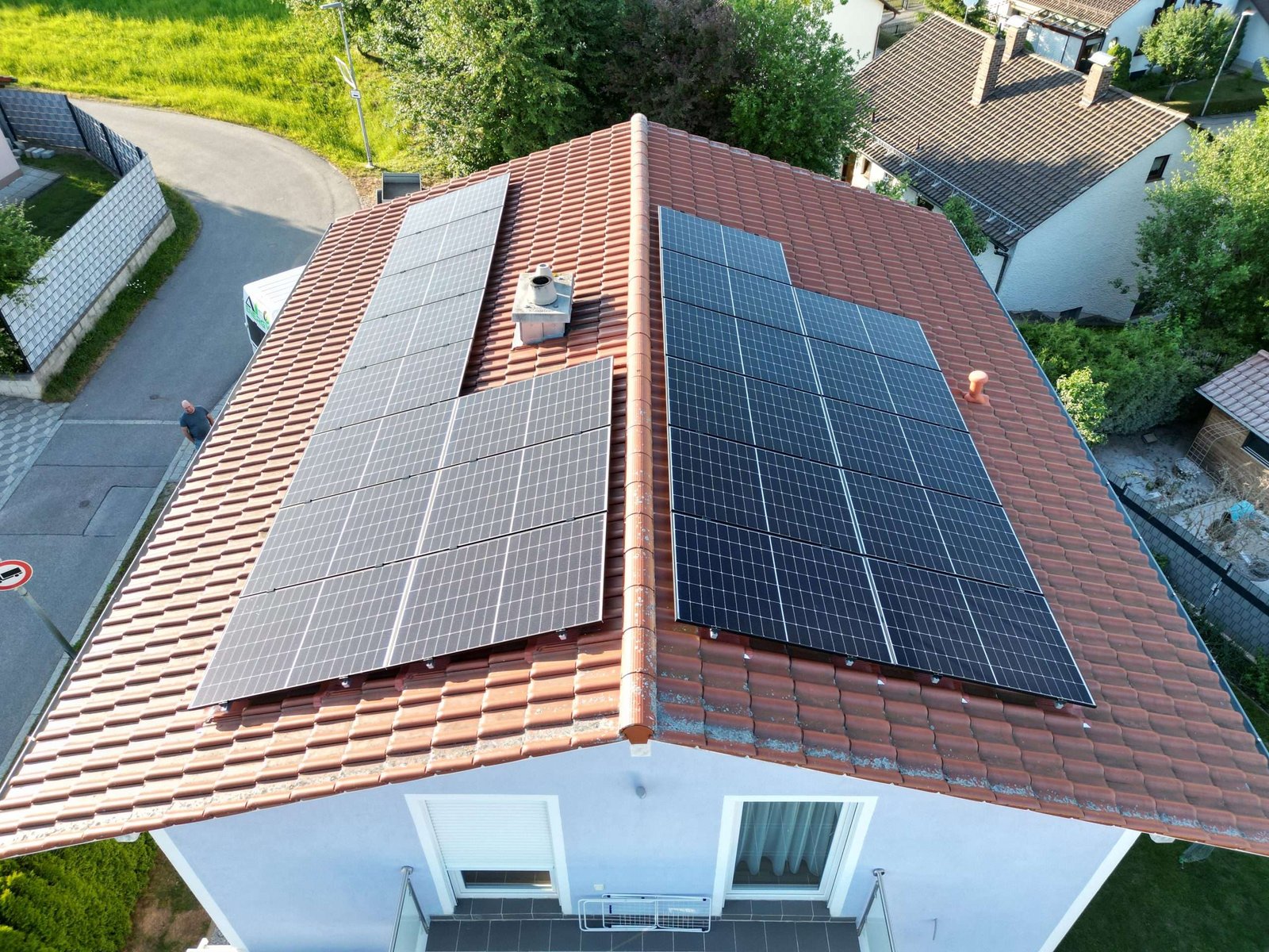 Guida visiva all'installazione di pannelli solari ad Asti, focalizzata su sostenibilità ed efficienza.