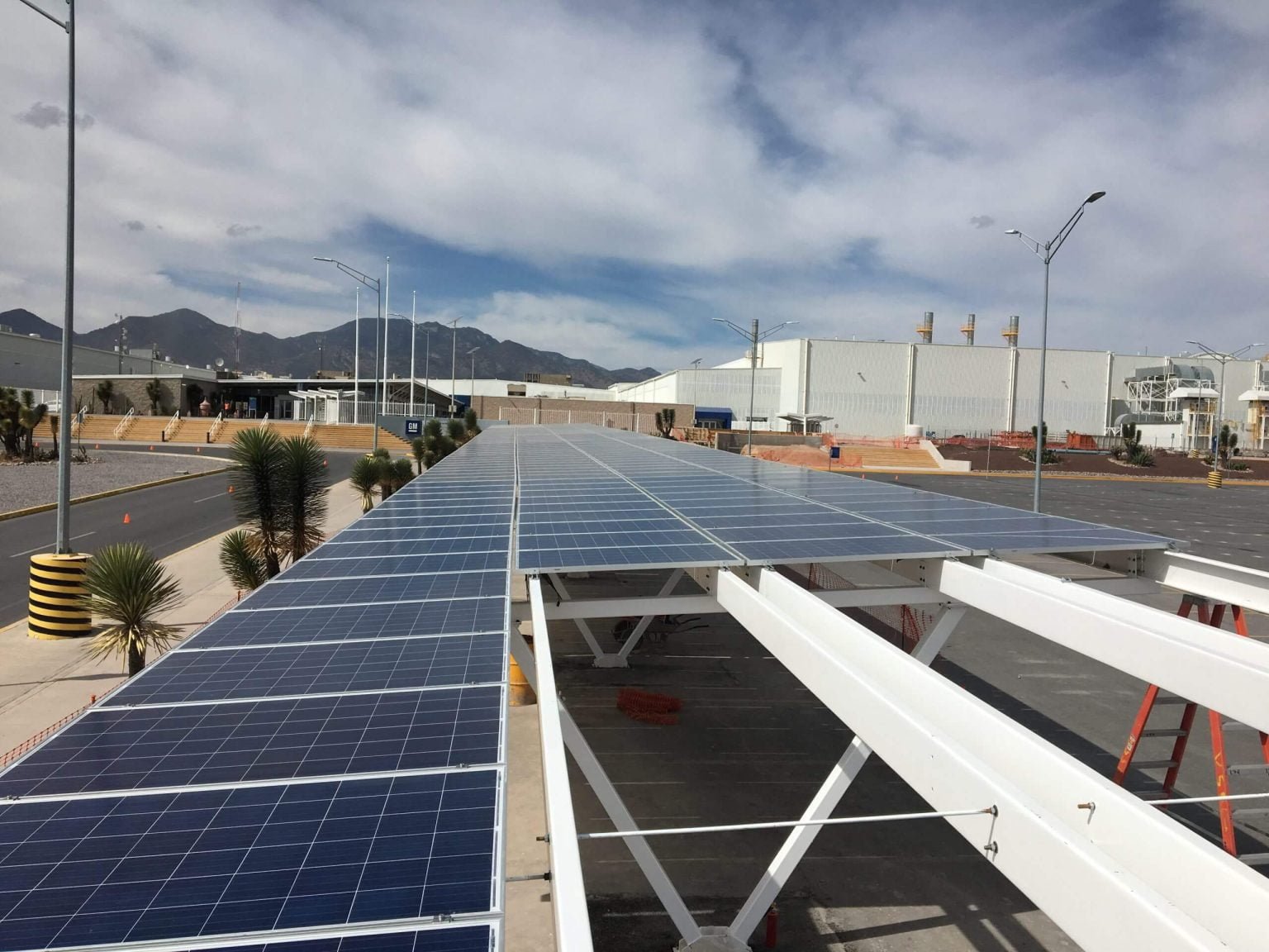 Esperto che analizza la potenza pannello fotovoltaico su un tetto solare